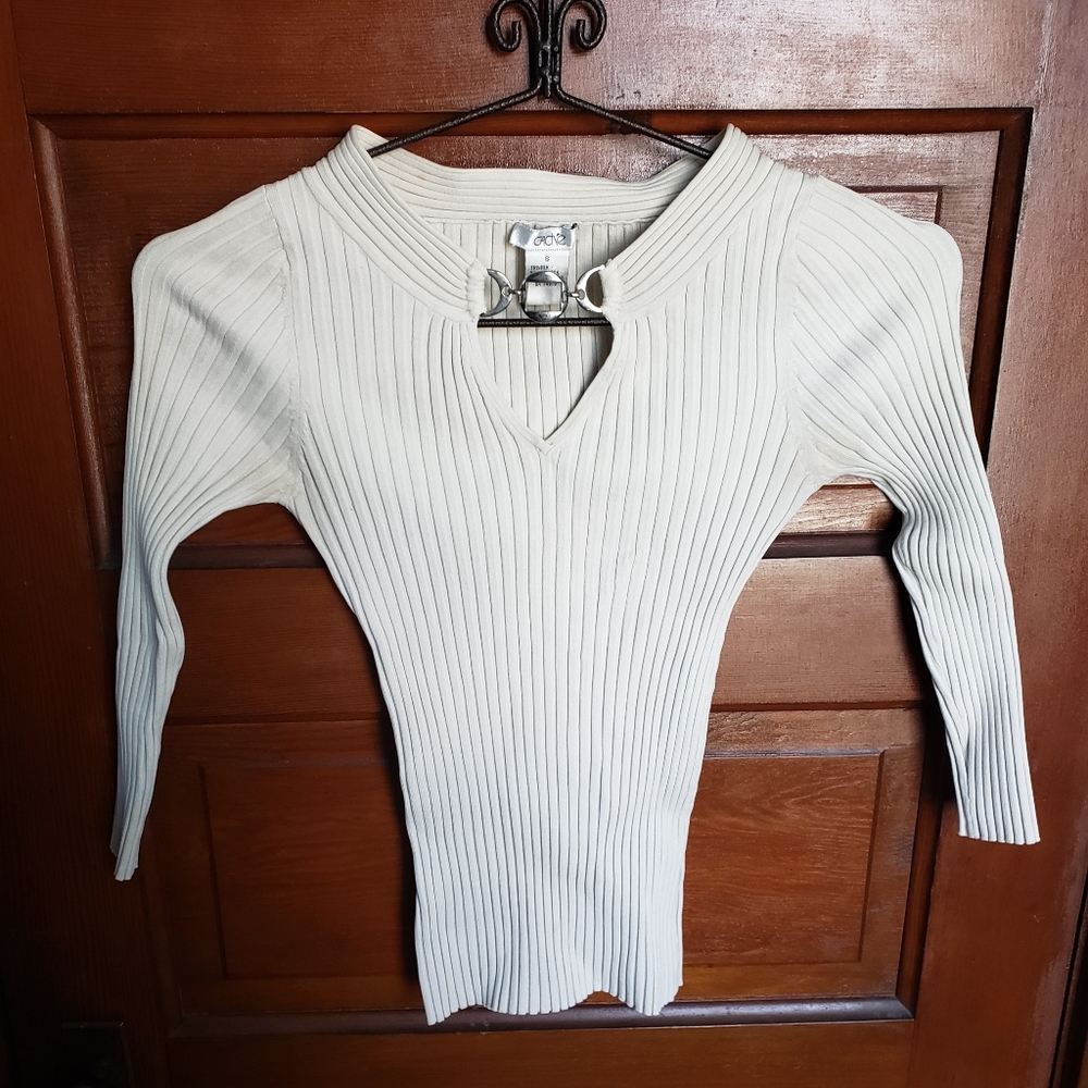 Long (or 3/4) sleeve ribbed shirt w/neckline clasp
